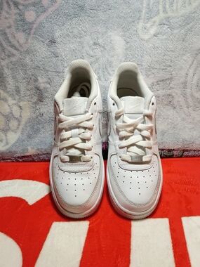Air Force 1 Low Triple White (GS) Size 5Y / Women's 6.5 - Very Near Deadstock (V